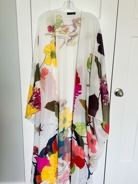 Buxom Couture White Floral tunic